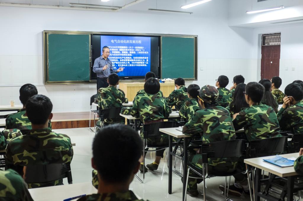 河南理工大学王红旗教授为本科生做入学教育